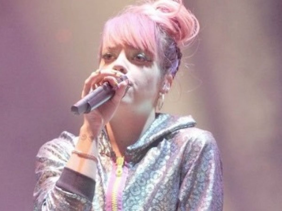 Lily Allen compartilha foto sem calcinha para divulgar novo álbum – Vírgula