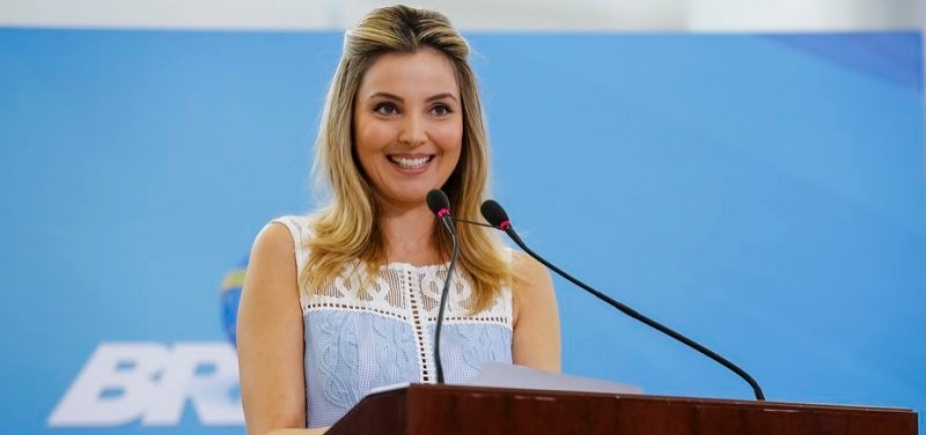 Marcela Temer pula em lago do Alvorada para salvar seu cachorrinho