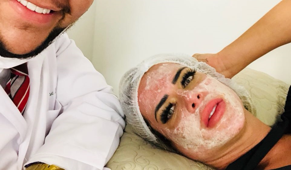Denise Rocha é 1ª brasileira a testar o 'Pênis Facial', tratamento de pele que cheira esperma