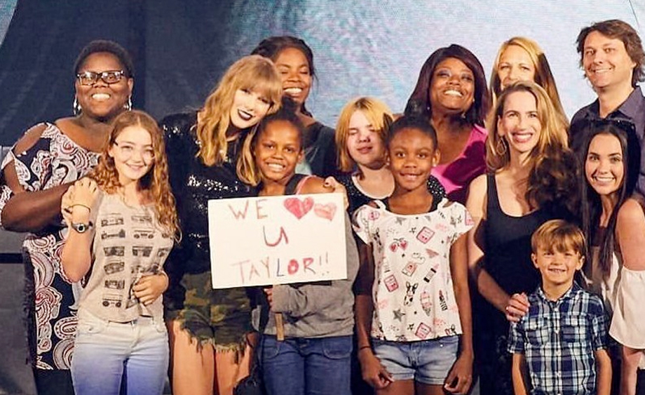 Taylor Swift chamou 2 mil famílias adotivas para acompanharem último ensaio da turnê