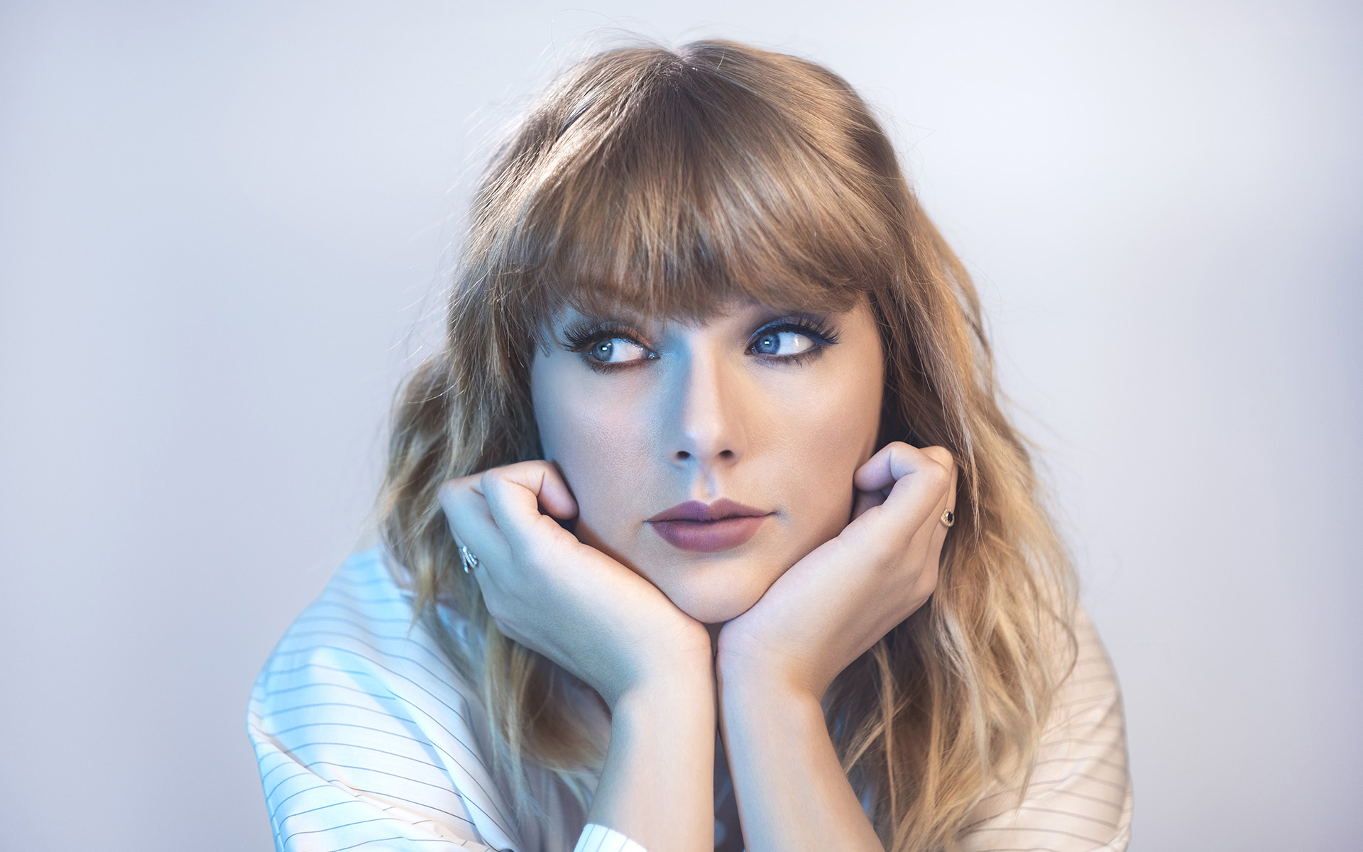 Repórter sugere que Taylor Swift tome banho