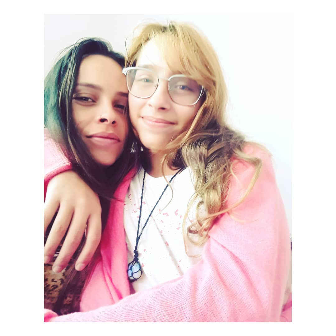 Ex-Chiquitita deixa fãs impressionados ao posar com a filha de 12 anos