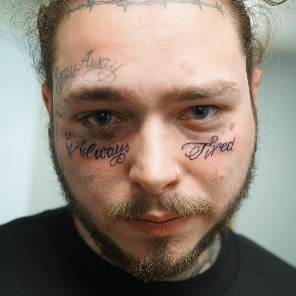 Rapper Post Malone está tão cansado que resolveu tatuar isso embaixo dos olhos