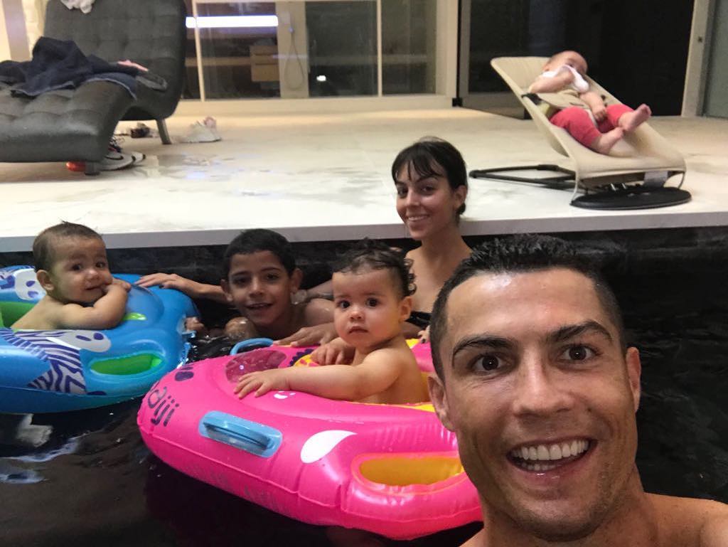Cristiano Ronaldo posa com toda família na piscina para comemorar aniversário dos gêmeos