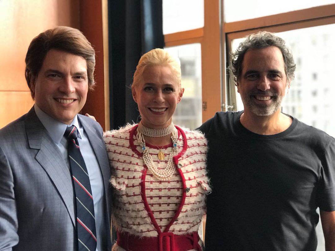Daniel Boaventura e Andréa Beltrão posam como Silvio Santos e Hebe Camargo