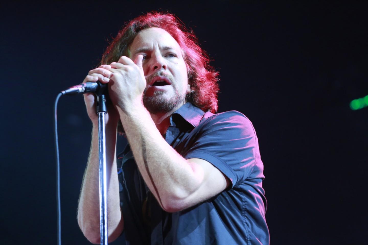 Eddie Vedder é vaiado em show por piada sobre Copa do Mundo