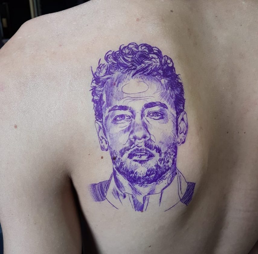 Rapaz passa 8 horas tatuando rosto de Neymar nas costas