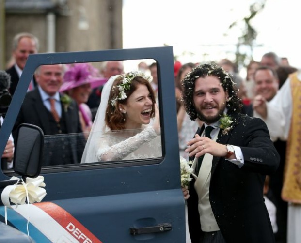 Atores, que viveram o par romântico Jon Snow e Ygritte na série 'Game of Thrones', se casaram no último sábado (23), na Escócia.