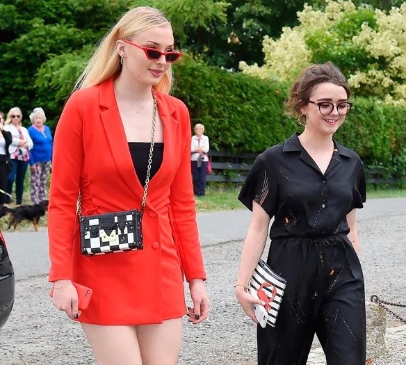 As atrizes Sophia Turner e Maisie Williams