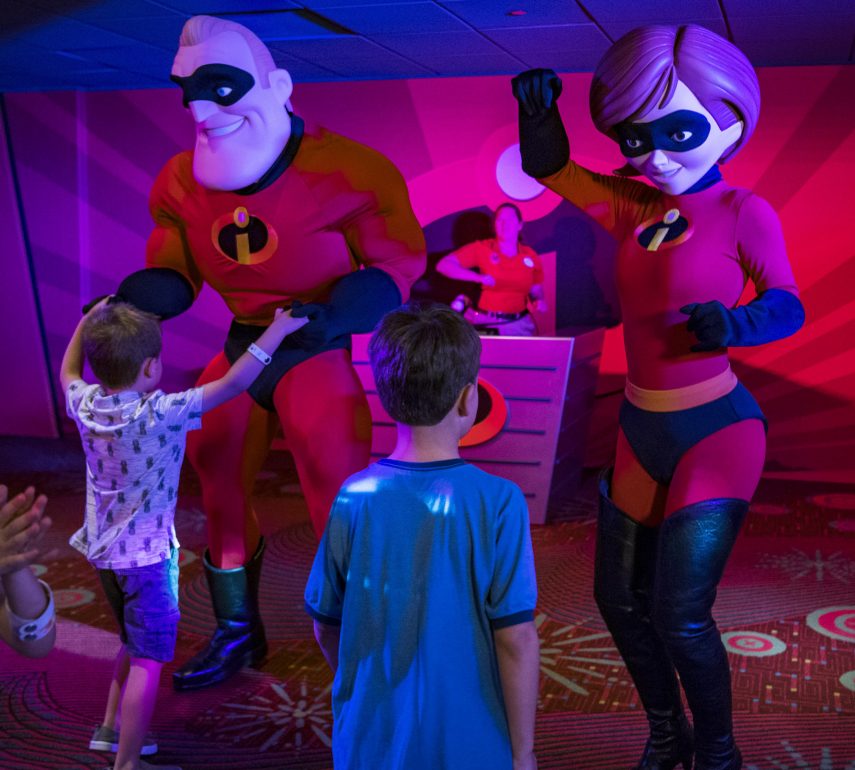 Walt Disney World Resort vai fazer Orlando ficar ainda mais quente com seu Incredible Summer. No Magic Kingdom, os visitantes podem fazer a festa com alguns personagens do filme ‘Os Incríveis’, enquanto o Senhor das Estrelas e Gamora, do filme Guardiões da Galáxia, se juntam a uma banda de alienígenas para tocar as músicas da trilha sonora do filme, no Epcot.