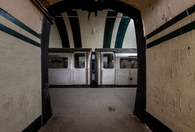 Uma estação de metrô abandonada fica próximo ao Big Ben, em Londres, na Inglaterra.