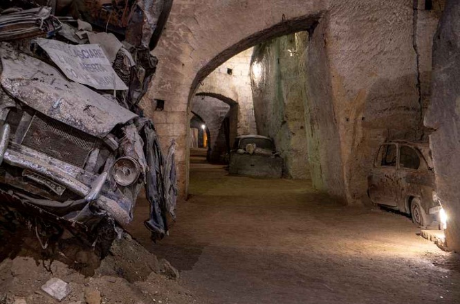 Um túnel com carros abandonados está abaixo do centro histórico de Nápoles, na Itália.
