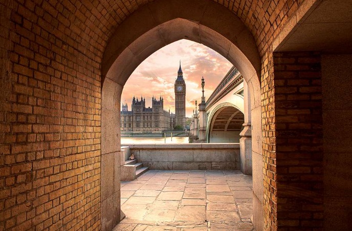 Uma estação de metrô abandonada fica próximo ao Big Ben, em Londres, na Inglaterra.