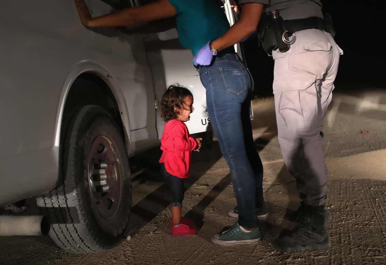 'Foi difícil': autor de imagem de criança na fronteira dos EUA