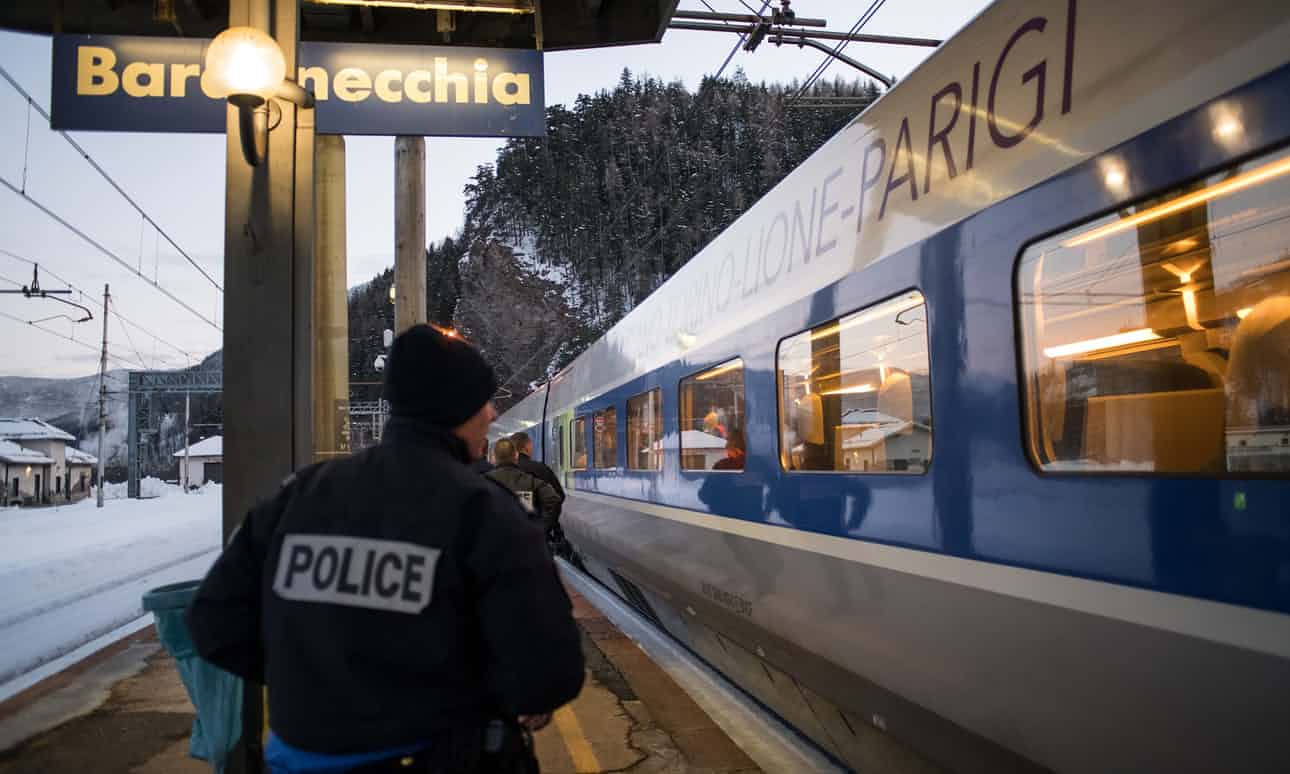 Policiais da França cortam sola de sapatos de menores refugiados