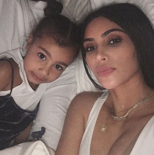Aos cinco anos, filha de Kim Kardashian aparece com cabelo alisado e falso