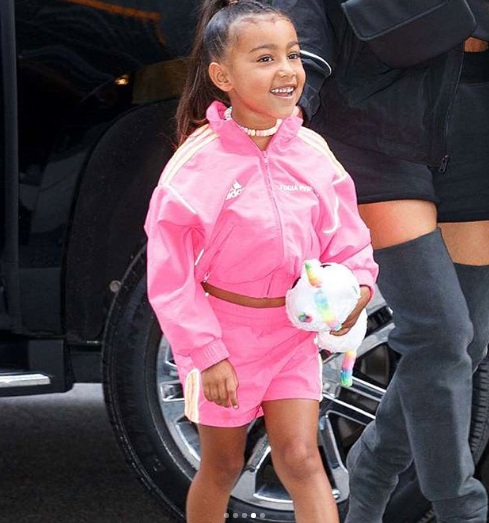 Aos cinco anos, filha de Kim Kardashian apareceu com rabo de cavalo falso, em Nova York