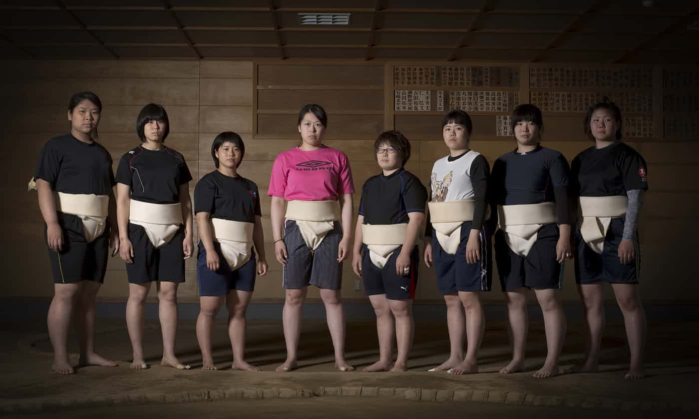 Lutadoras de sumô combatem machismo no esporte no Japão