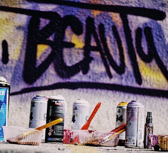 Artista Marcelo Ment e marca Urban Decay se juntam para criar painel em SP feito com mais de 3kg de batons, base e sombras