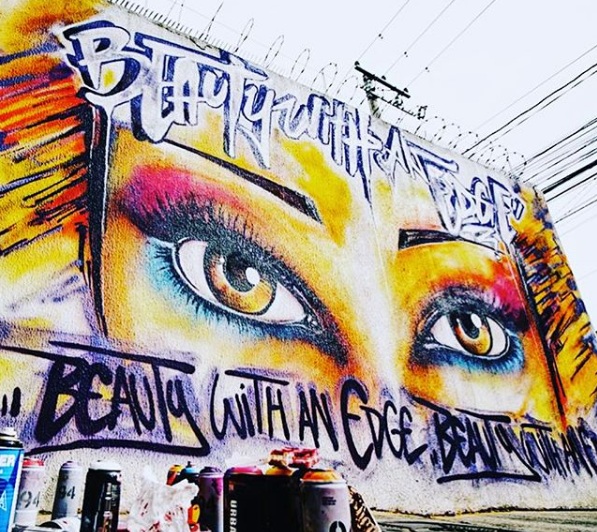 Artista Marcelo Ment e marca Urban Decay se juntam para criar painel em SP feito com mais de 3kg de batons, base e sombras