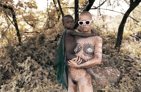 Modelo belga Marisa Papen posa nua em tribo, na Etiópia