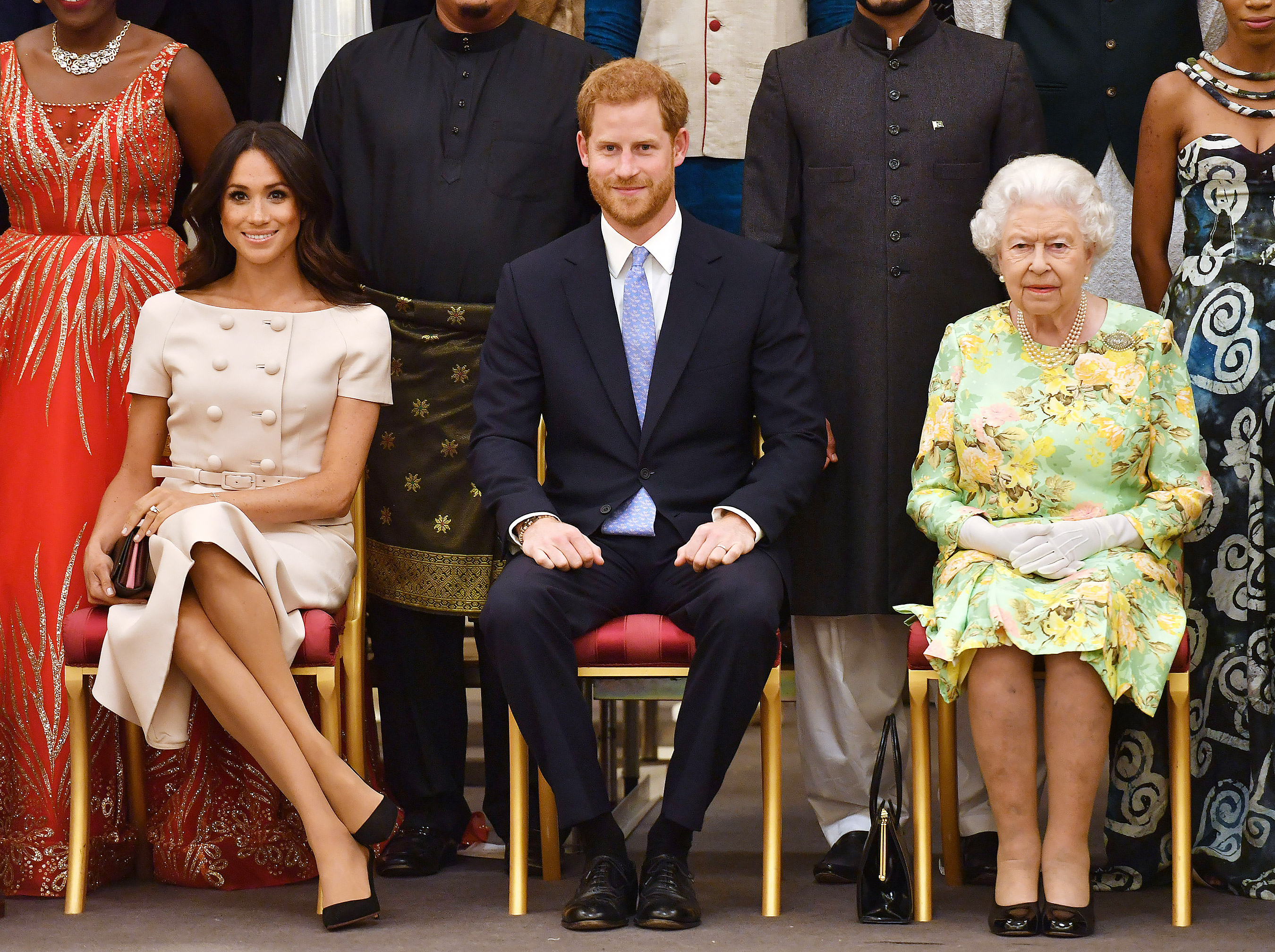 Meghan se descuida ao cruzar as pernas e disfarça