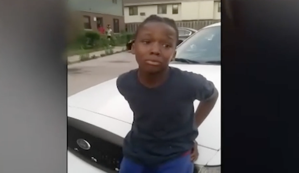 Polícia algema menino de 10 anos e ele faz xixi na calça de medo