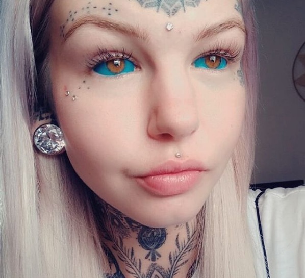 Australiana vira 'Dragão' na web após tatuar olhos de azul