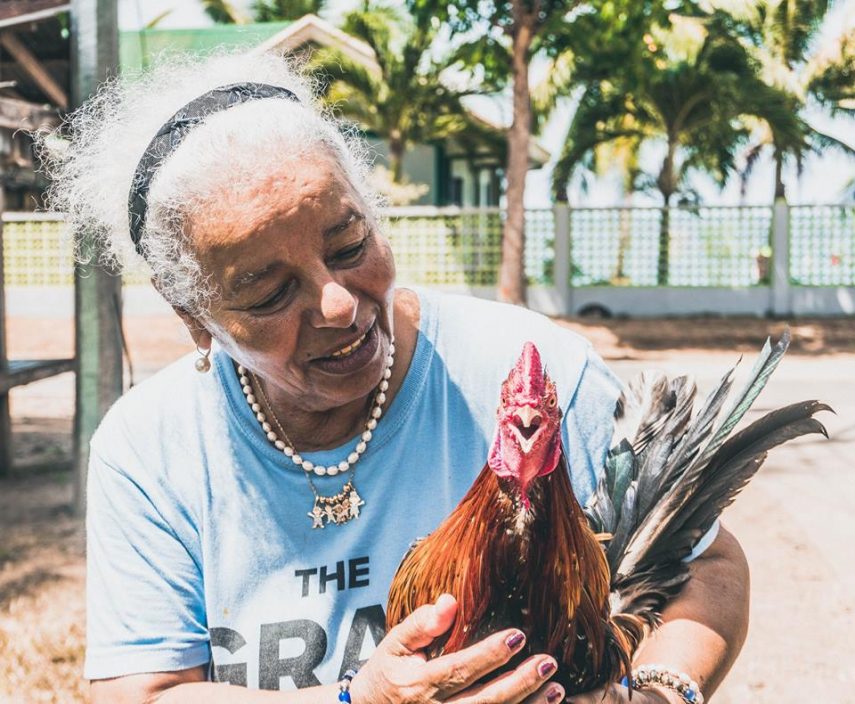 Dona Safta, de 74 anos, vai passar meses fazendo mochilão pela Ásia ao lado do neto