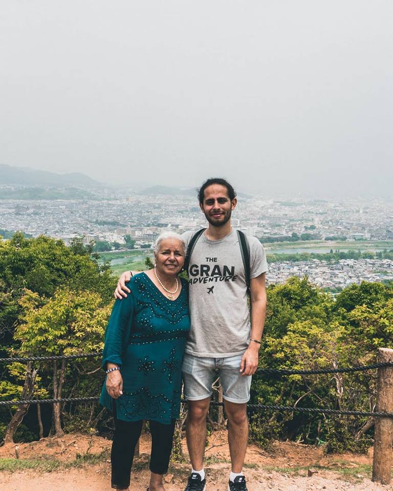 Dona Safta, de 74 anos, vai passar meses fazendo mochilão pela Ásia ao lado do neto