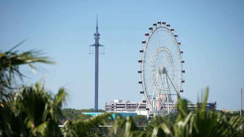 Outra novidade é a torre Starflyer, que será inaugurada na International Drive no dia 1º de junho. A atração tem 137 metros de altura, oferece vista privilegiada da cidade para até 24 pessoas por vez, que balançarão no ar a 96 quilômetros por hora.