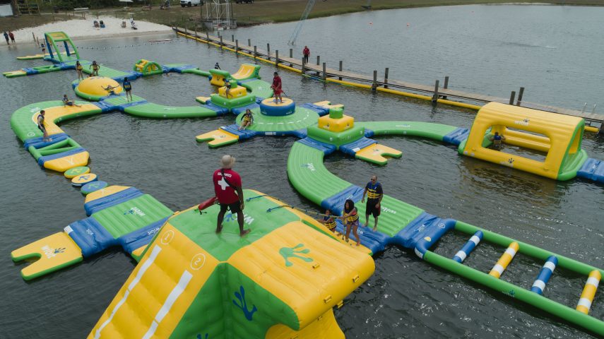  O Orlando Watersports Complex inaugurou o primeiro parque aquático da Central Florida, que conta com uma série de obstáculos, trajetos e escorregadores infláveis interligados, garantindo horas de muita diversão. O parque aquático também oferece wakeboard, wakeskate, wakesurf, kneeboarding (um tipo de surf apoiado de joelhos na prancha) e esqui aquático para crianças e adultos.