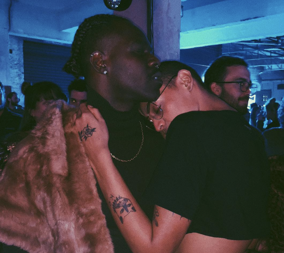 Pabllo Vittar posta foto agarrado a homem misterioso e gera alvoroço