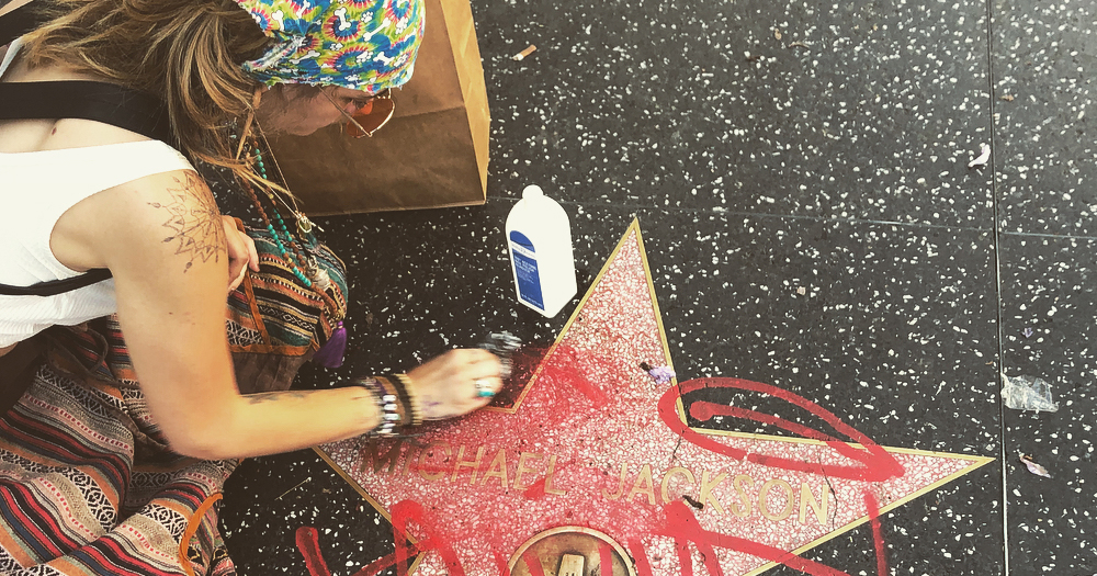 Paris Jackson limpa estrela pichada de Michael Jackson, só que não era do pai dela