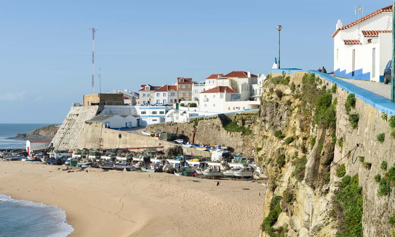 Casal cai de penhasco ao tentar tirar selfie em Portugal
