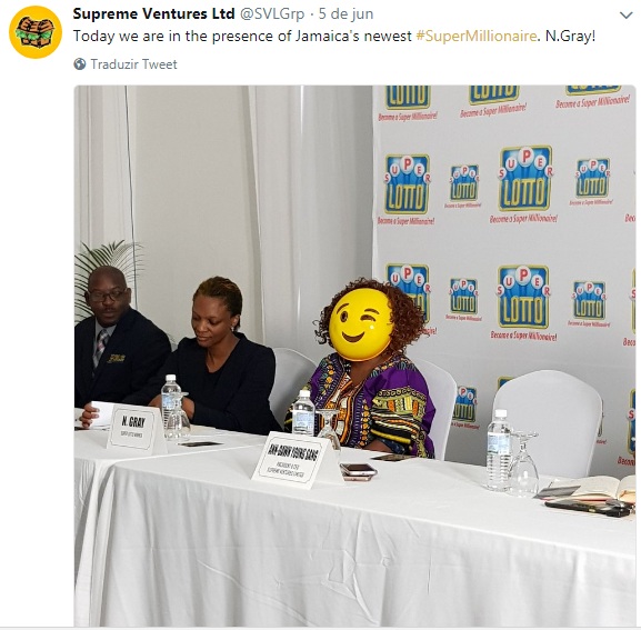 Jamaicana preserva identidade e aparece para receber prêmio da loteria usando máscara de emoji