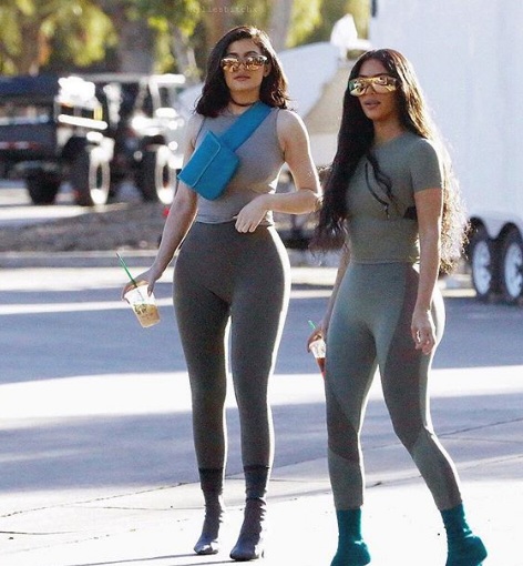 Irmãs Kardashian lançam moda de top e legging com salto alto. Você usaria?