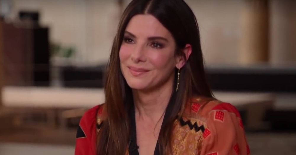 Sandra Bullock se emociona ao falar da adoção dos filhos