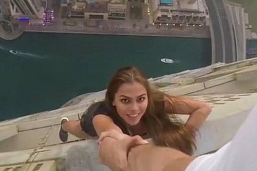 Mulher se pendura em prédio em Dubai