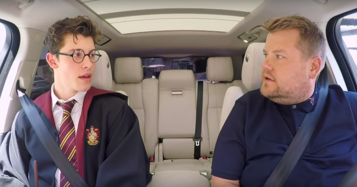 Shawn Mendes se veste de Harry Potter e diz que compraria cuecas usadas de Justin Bieber por US$ 500