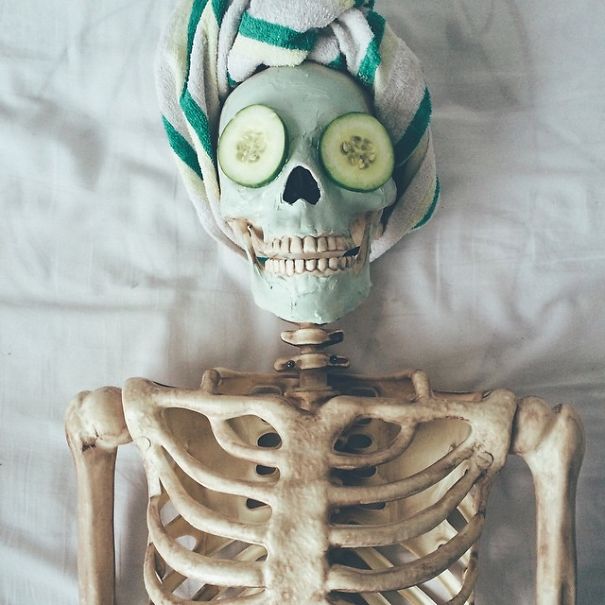 Esqueleto Skellie vira celebridade do Instagram