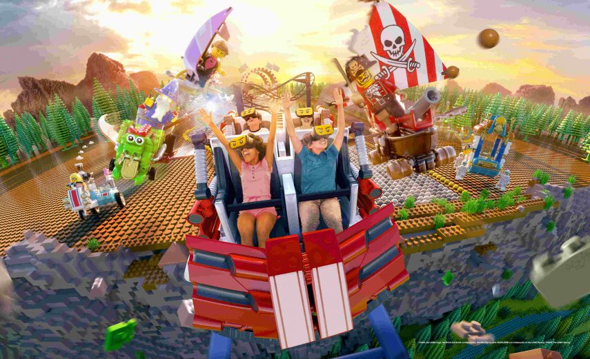 Legoland Florida Resort inaugurou recentemente a atração The Great LEGO Race. A montanha-russa de realidade virtual será a primeira feita para crianças e conta com mini figuras de Lego, uma prancha de surf motorizada e uma scooter estilizada, cujo combustível é café expresso
