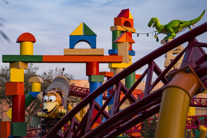 Disney’s Hollywood Studios vai inaugurar, em 30 de junho, a Toy Story Land, que conta com duas novas atrações, as montanhas-russas Slindy Dog Dash e Alien Swirling Saucers, além de novos restaurantes e lojas.