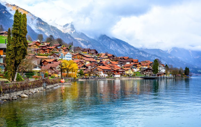 Na foto está Interlaken, uma cidade resort que fica nos Alpes Suíços.