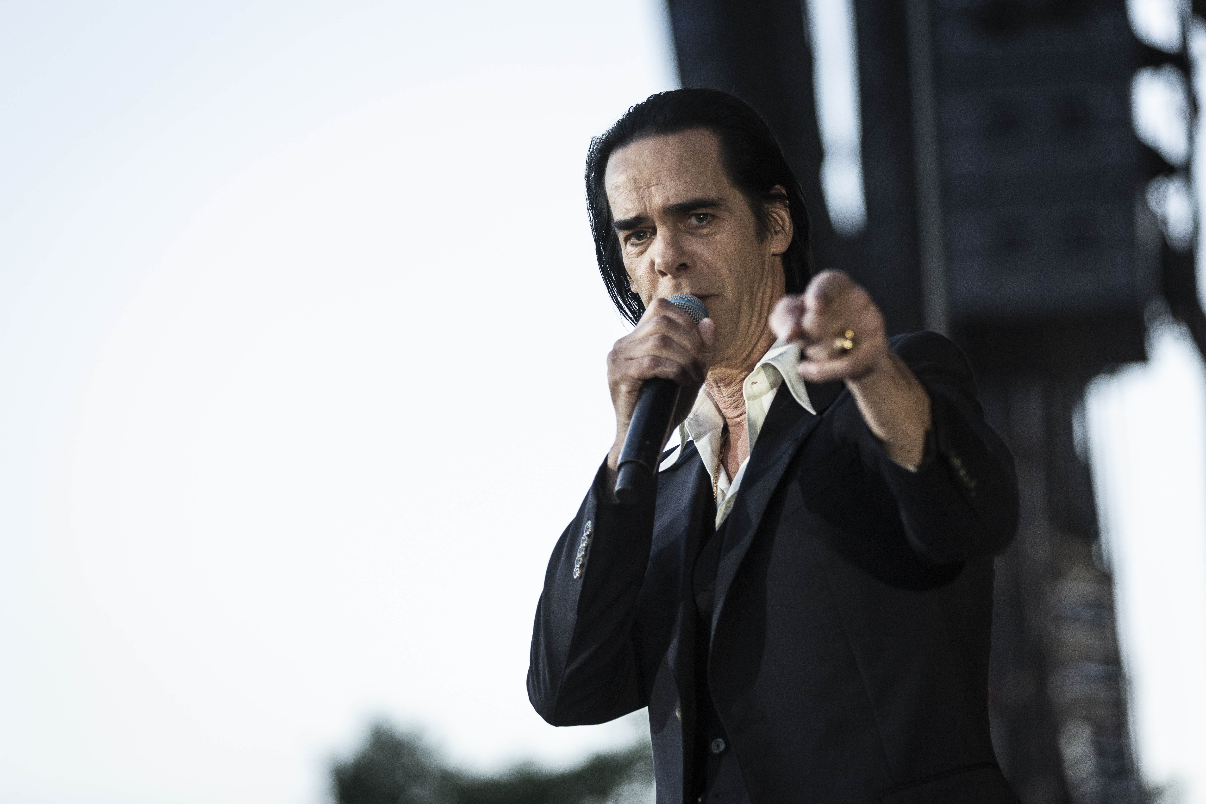 Nick Cave canta para plateia extasiada no Roskilde; assista