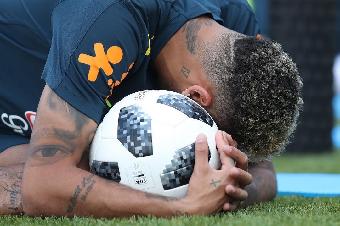 Neymar Jr. abraça bola em foto e Bruna Marquezine brinca: "Nunca quis tanto ser uma bola"