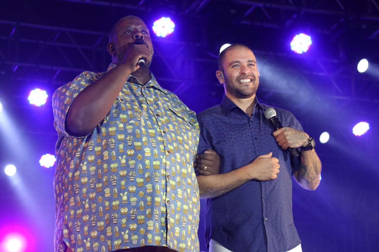 Diogo Nogueira e Péricles consolam torcida em São Paulo