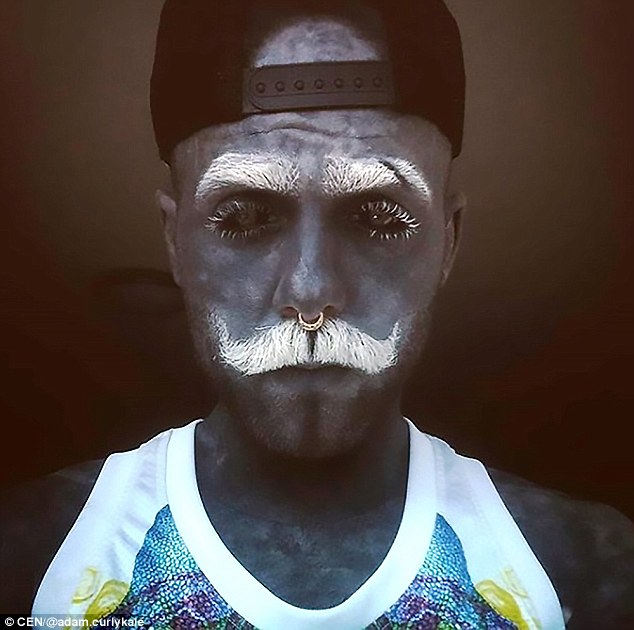 Russo 90% tatuado, Adam Curlykale