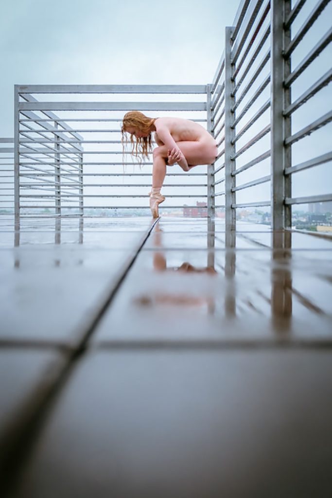 Dançarinos posam nus no topo de prédios de Nova York, nos EUA