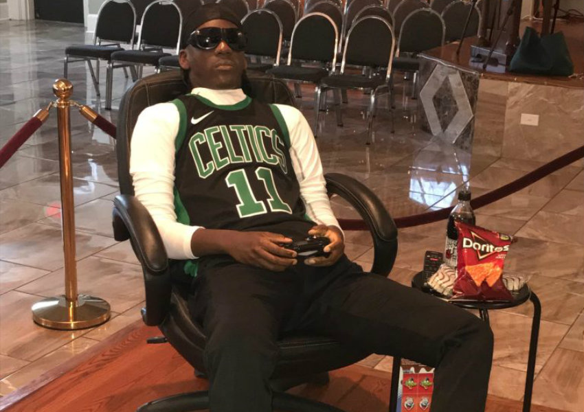 Morto fã de basquete 'joga videogame' em velório